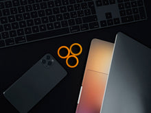 Afbeelding in Gallery-weergave laden, Fingears Magnetische Ringen Oranje Zwart sfeerbeeld 2