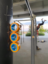 Afbeelding in Gallery-weergave laden, Fingears Magnetische Ringen Oranje Zwart sfeerbeeld