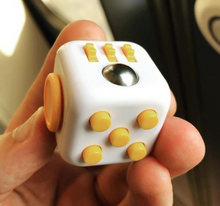 Afbeelding in Gallery-weergave laden, Sfeerbeeld van de fidget cube sunset oranje
