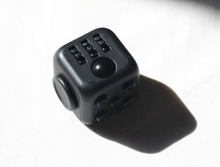 Afbeelding in Gallery-weergave laden, Sfeerbeeld van de fidget cube midnight zwart