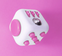 Load image into Gallery viewer, Sfeerbeeld van de fidget cube berry roze