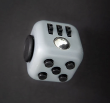 Afbeelding in Gallery-weergave laden, Sfeerbeeld van de fidget cube dice zwart wit