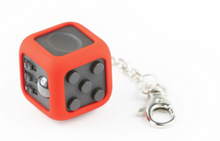 Afbeelding in Gallery-weergave laden, Sfeerbeeld van de sleutelhanger voor de friemelkubus fidget cube