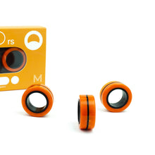 Load image into Gallery viewer, Fingears Magnetische Ringen Oranje Zwart Verpakking
