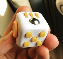 Load image into Gallery viewer, Sfeerbeeld van de fidget cube sunset oranje
