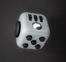 Load image into Gallery viewer, Sfeerbeeld van de fidget cube dice zwart wit
