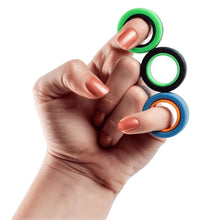Load image into Gallery viewer, Fingears Magnetische Ringen Oranje Zwart in de hand
